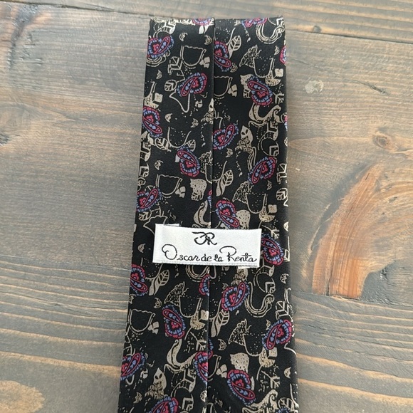Gorgeous Oscar de la Renta silk tie - Picture 4 of 5